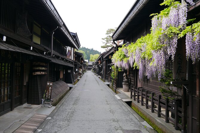 1-Day Shirakawago & Takayama Tour (Round Trip from Kanazawa) - Takayama’s festival floats in 30 minutes