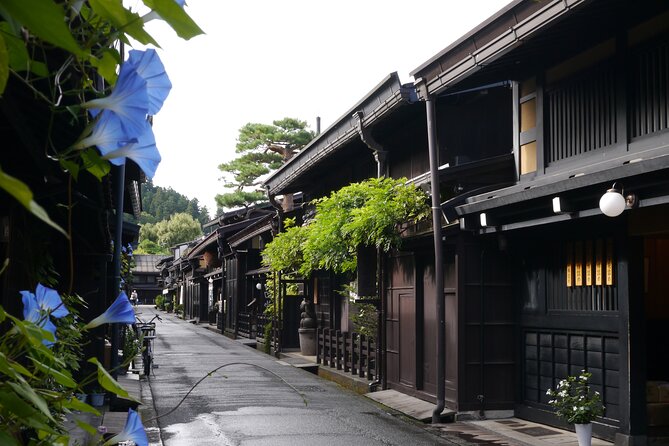 1-Day Shirakawago & Takayama Tour (Round Trip from Kanazawa) - Shirakawago and its snow-ready farmhouses