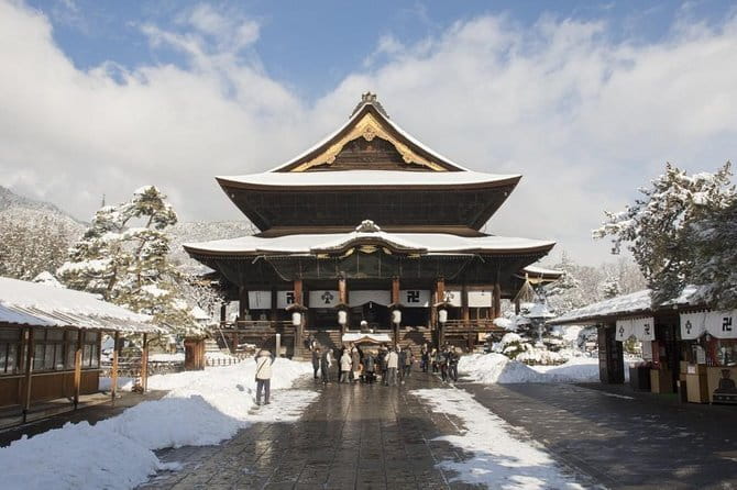 1-Day Winter Tour From Nozawa Onsen: Snow Monkeys, Zenko-ji Temple & Sake - Why this Nagano day trip works so well