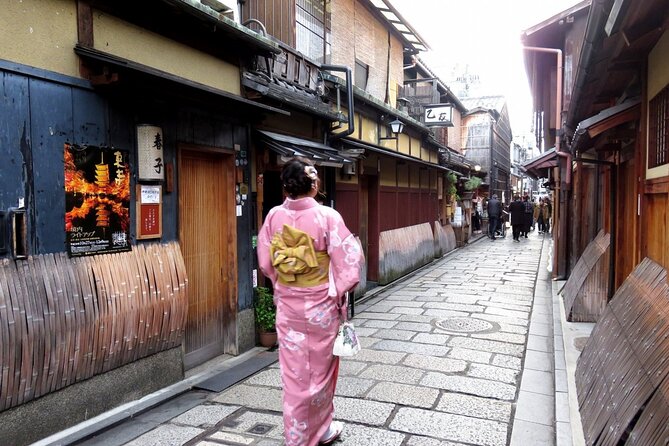2 Hour Night Walking Tour Throughout Gion with snack - Yasaka Shrine sets the scene