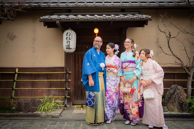 A Privately Guided Photoshoot in Beautiful Kyoto by a Pro - Higashiyama: Ninenzaka, Maruyama Park, and Yasaka Pagoda