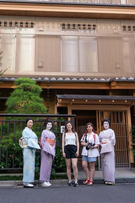 Asakusa: Geisha Performance and Tea House Experience - Meeting the geisha and asking direct questions