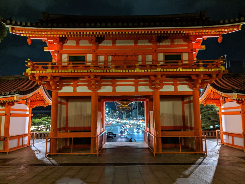 Best of Kyoto: Gion, Geisha, Pagodas & Cobblestones - Yasaka Shrine: a strong opening in the evening