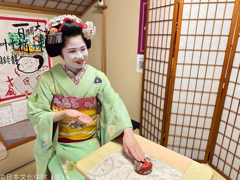 Dance and Game with Maiko - The traditional game brings the room to life