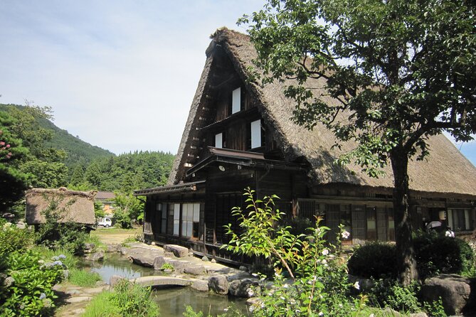 [Day trip bus tour from Kanazawa Station] Weekend only! World Heritage Shirakawago Day Bus Tour - English guidance and the role of the bus staff