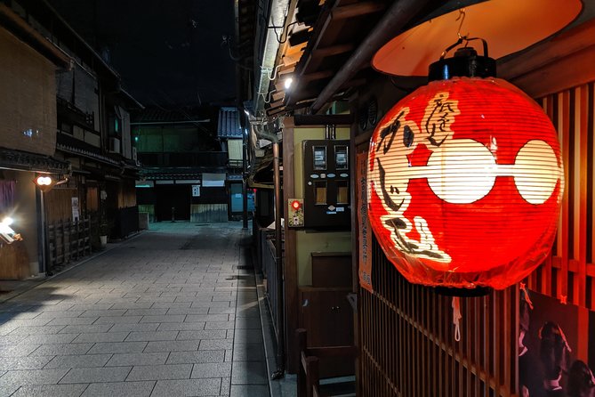 Gion Night Walking Tour - Yasakanoto: one of the evening’s best photo stops