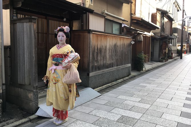 Gion Night Walking Tour - Miyagawacho Kaburenjo: starting with the geiko quarters