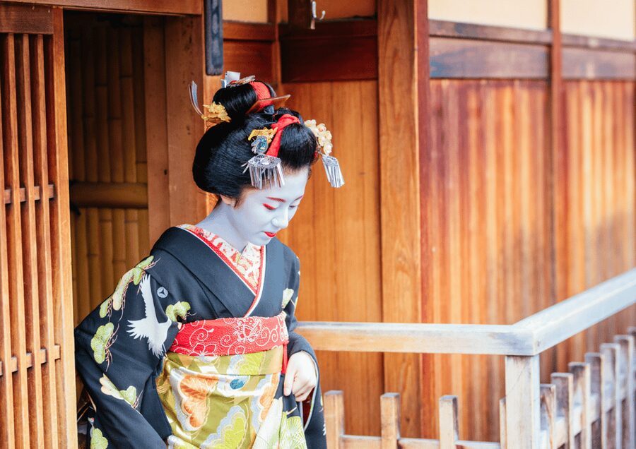 Gion Walking Tour, Geisha Show and Japanese Game in Kyoto - Why the maiko meeting matters