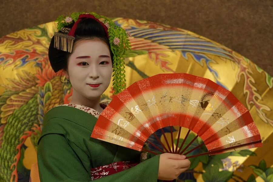 Gion Walking Tour, Geisha Show and Japanese Game in Kyoto - Asking questions about maiko and geiko life