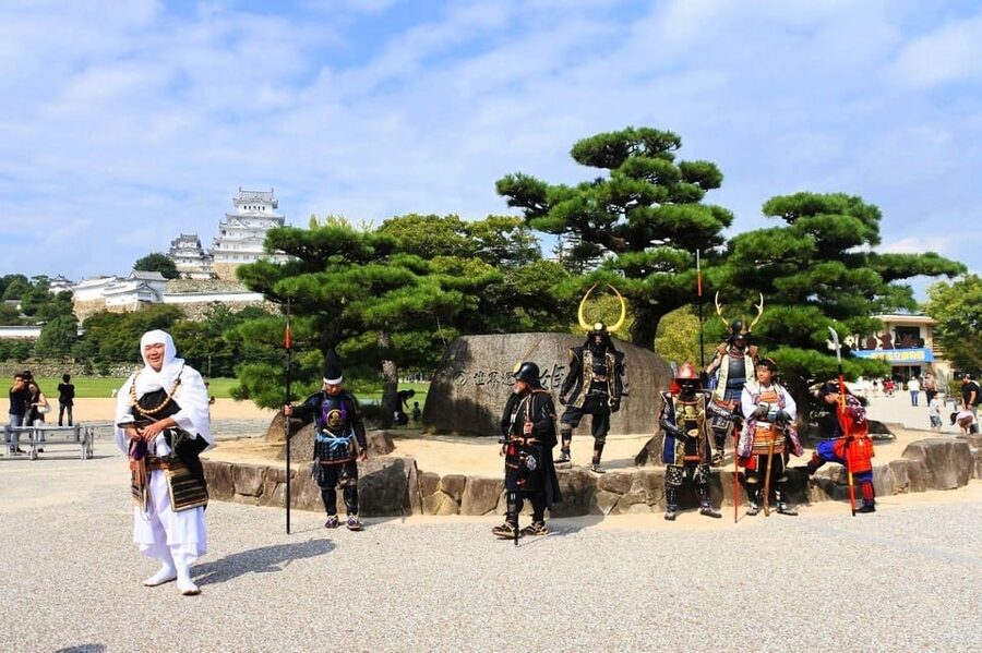 Himeji: Express Guided Tour of Himeji Castle in 90 Minutes - Language, pace, and group style
