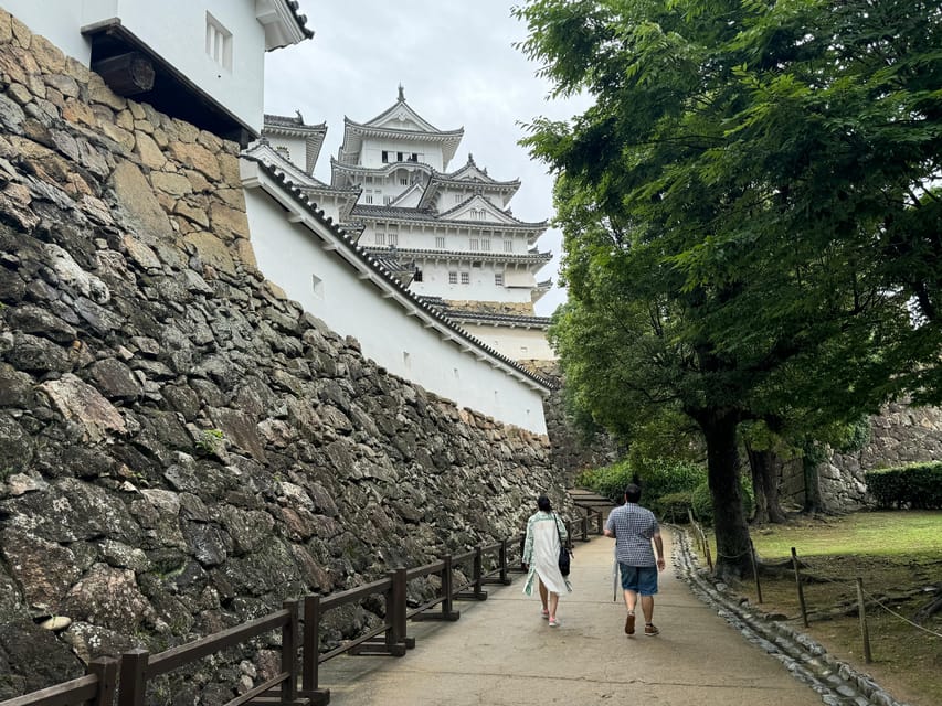 Himeji: Himeji Castle & Kokoen Garden 3.5-Hour Guided Tour - A photo stop in front of the White Heron Castle