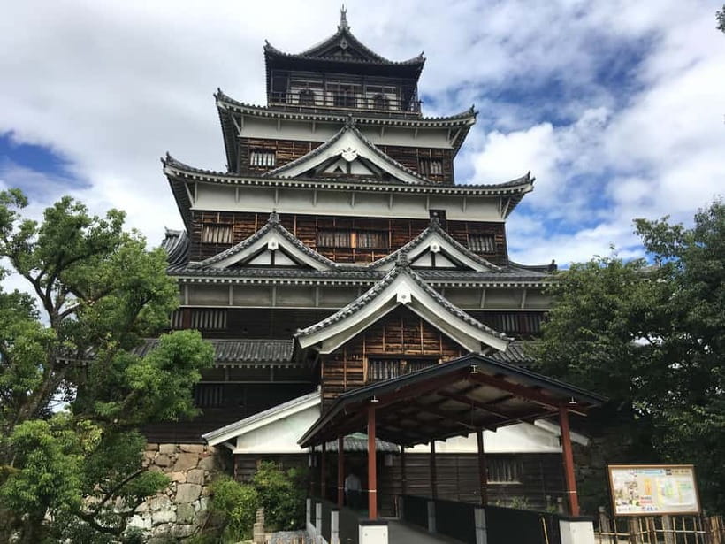 Hiroshima: City and Miyajima Bike and Boat Tour - Hiroshima Castle and the city before 1945