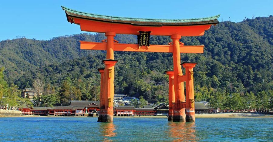 Hiroshima: Hiroshima and Miyajima UNESCO Sites 1-Day Tour - The Atomic Bomb Dome: a quiet first stop