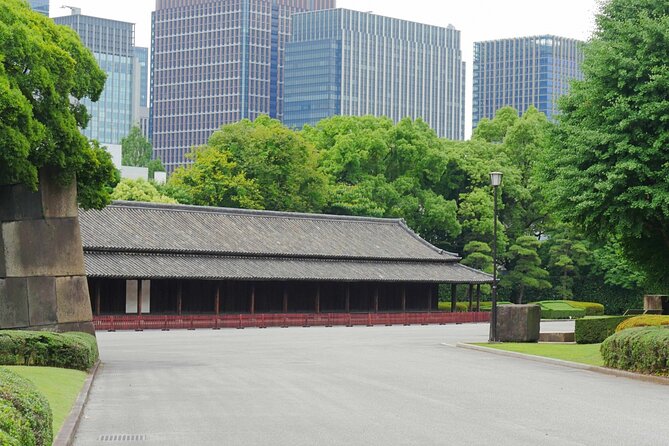 Imperial Palace East Garden and Edo Castle Walking Tour in Tokyo - The East Gardens, from Ninomaru to Honmaru