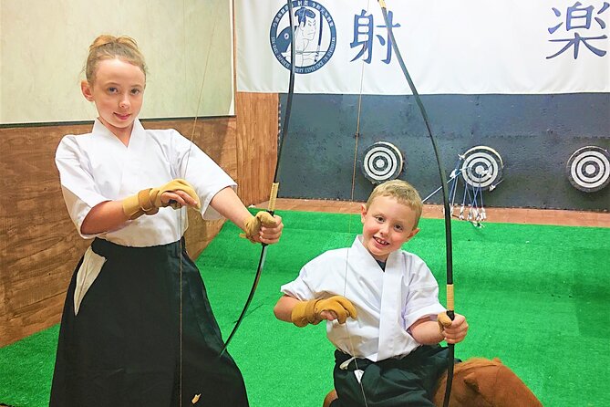 Japanesel Archery Experience HIROSHIMA CASTLE SHARAKU - Practice shots before the real contest