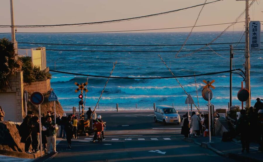 Kamakura: A Journey Through Medieval Japan - Reaching the Great Buddha by bus