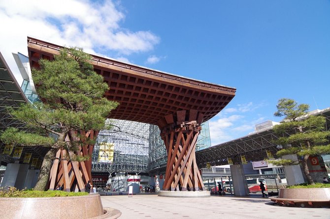 Kanazawa 6hr Private Tour with Government Licensed Guide - Omicho Market and the best case for a lunch stop