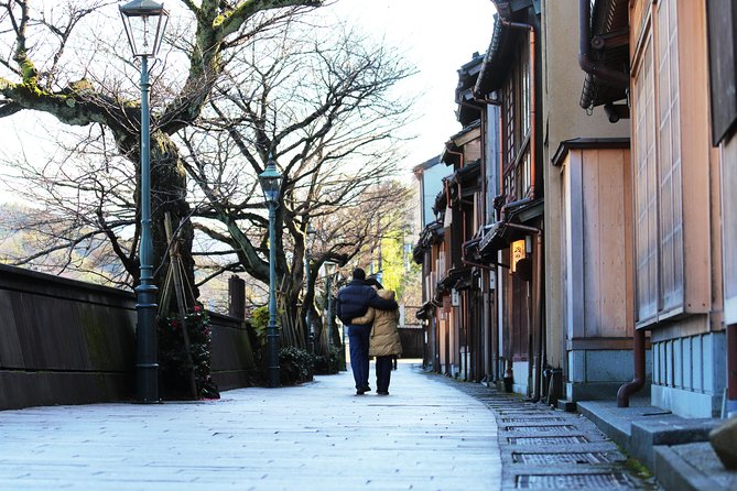 Kanazawa private half day/Photoshoot by professional photographer - Kanazawa Castle: Strong walls and a short final stop