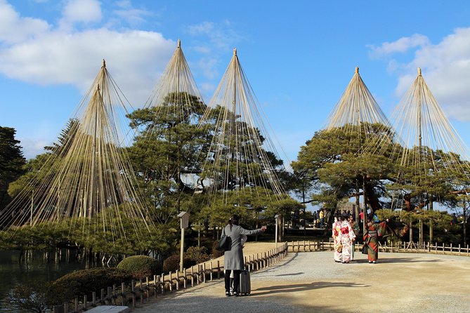Kanazawa Private Tour with a Local – Highlights & Hidden Gems - Kenrokuen Garden at a relaxed pace