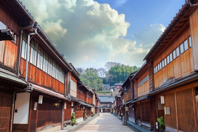 Kanazawa Private Tour with a Local – Highlights & Hidden Gems - The samurai district and its quiet lanes