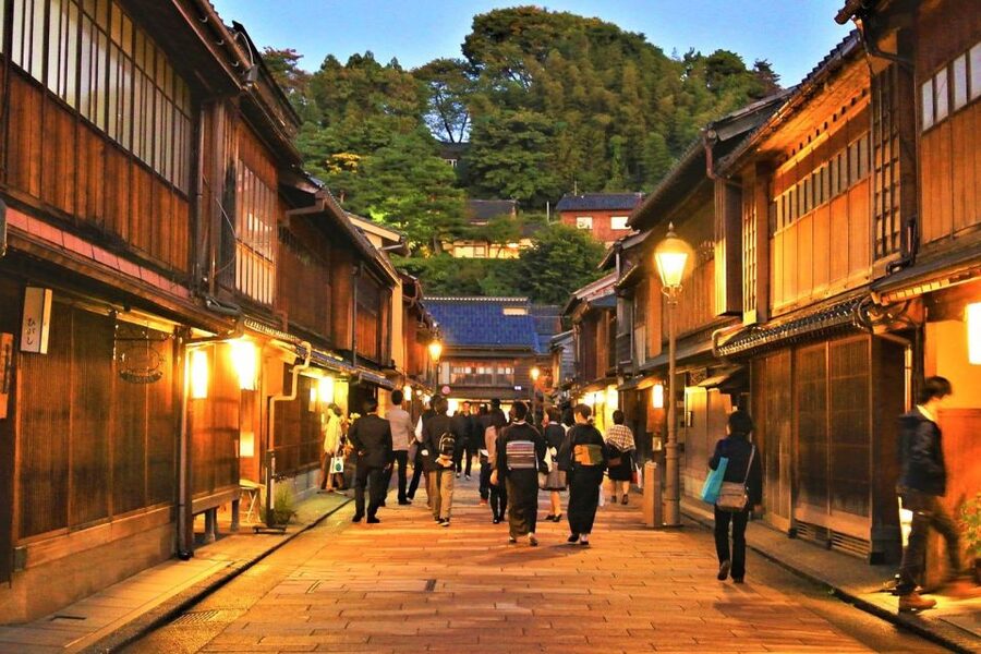 Kanazawa: Private Tour with Local Guide - Kenroku-en, a garden built for lingering