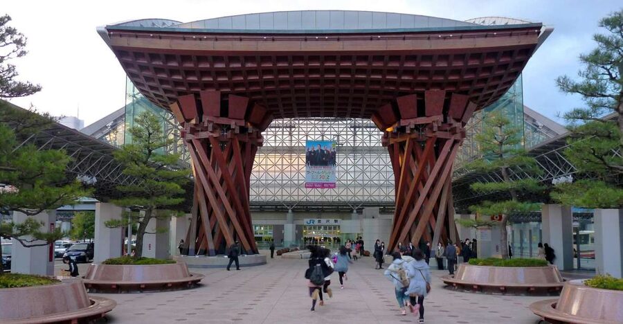 Kanazawa: Private Walking Tour with a Local - Omicho Market: a practical introduction to Kanazawa food
