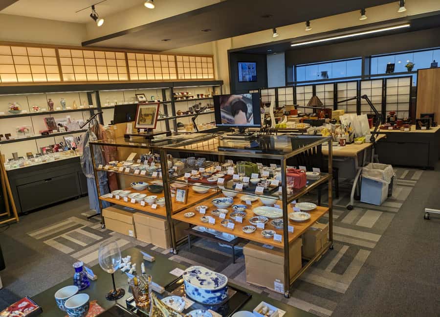 Kintsugi Experience with Arita Ware in Tokyo (English Guide) - Entering Nihonbashi Mutoh Main Store