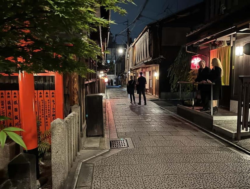 Kioto: Gion Tour, recorrido a pie (Español/Castellano) - Meeting the guide beside Disney Kyoto