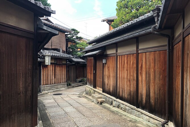 Kiyomizu Temple and Backstreets of Gion, Half Day Group Tour - Kennin-ji: the calmest hour of the route