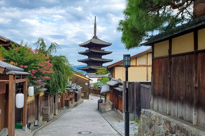 KIYOTO’s Kyoto Private Tour: Highlights & Hidden Gems - A quick look at Yasaka Pagoda and the machiya Starbucks