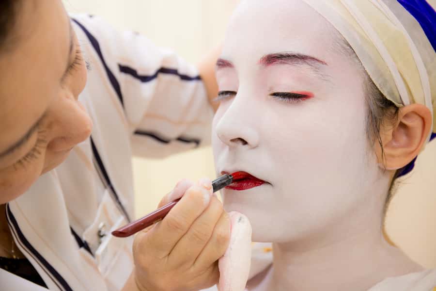 Kyoto: 2-Hour Maiko Makeover and Photo Studio Shoot - Learning to pose like a traditional maiko