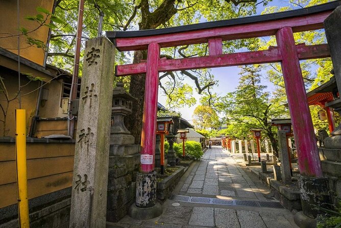 Kyoto 5-Star Geisha Night Walk: Small-Group Authentic Experience - Hanamikoji Street and the working world of Gion