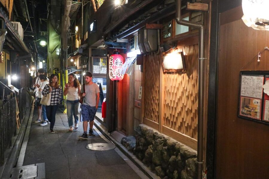 Kyoto : Bar Hopping Tour in Pontocho Alley at Night - First stop: an izakaya introduction to Kyoto drinking
