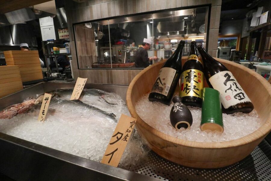 Kyoto : Bar Hopping Tour in Pontocho Alley at Night - The guides are central to the experience