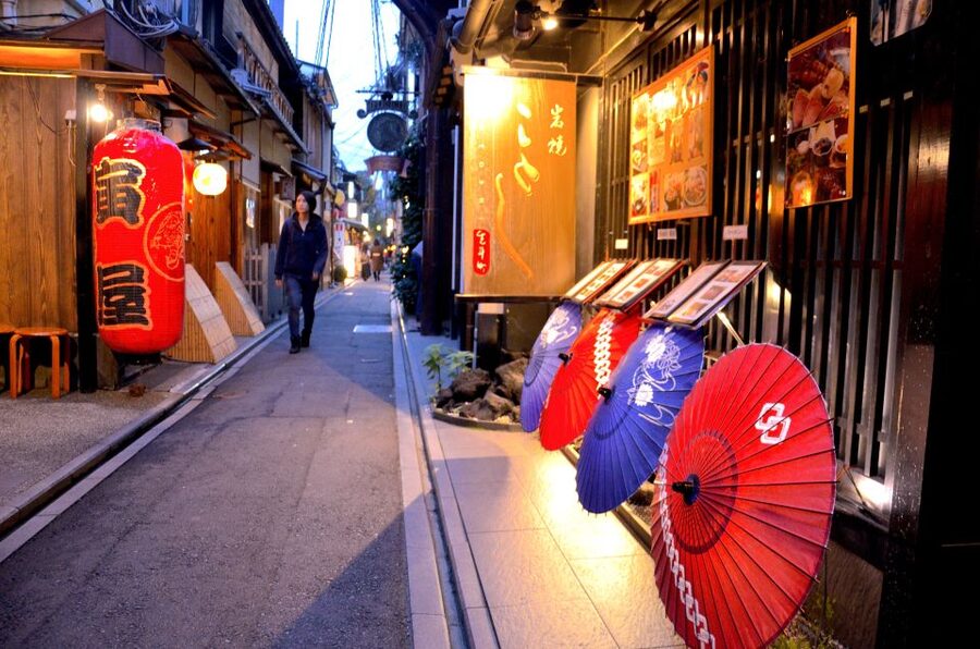 Kyoto: Casual Pontocho Evening Food Tour - Pontocho’s narrow lanes and local dining culture