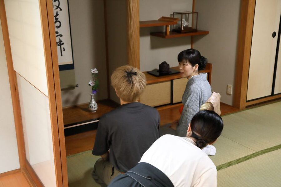 Kyoto Fushimiinari:Wagashi Making & Small Group Tea Ceremony - What the English guidance adds