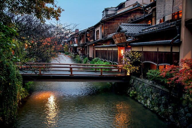 Kyoto: Geisha Dinner & Gion Cultural Walk - The geiko or maiko meeting