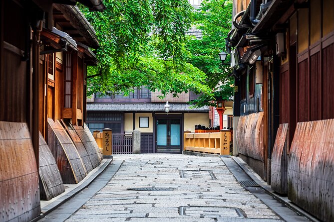 Kyoto Geisha District Walking Tour in Gion - A second look at Gion