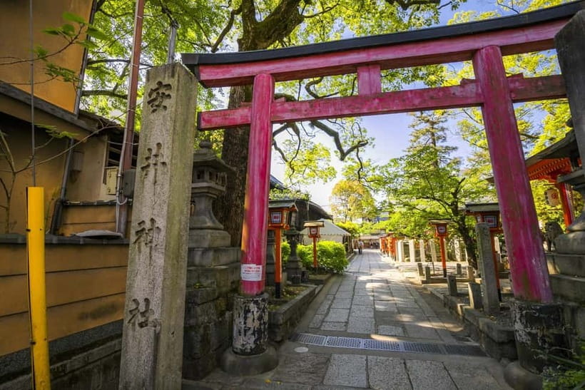 Kyoto Geisha Walking Tour: Gion District & Hidden Gems - Chion-in and a quieter side of Kyoto