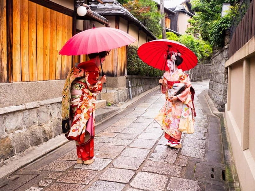 Kyoto Geisha Walking Tour: Gion District & Hidden Gems - What the guides add to the walk