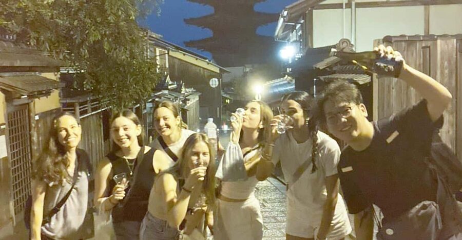 Kyoto: Gion Evening Walk with Hidden Gems, Geisha & Sake - Yasui Kompira-gū and its unusual power stone