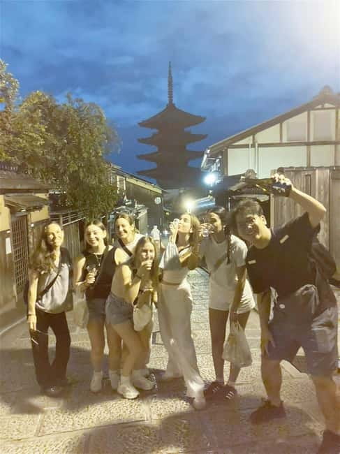 Kyoto: Gion Evening Walk with Hidden Gems, Geisha & Sake - Finding the guide at Shijo Kiyamachi