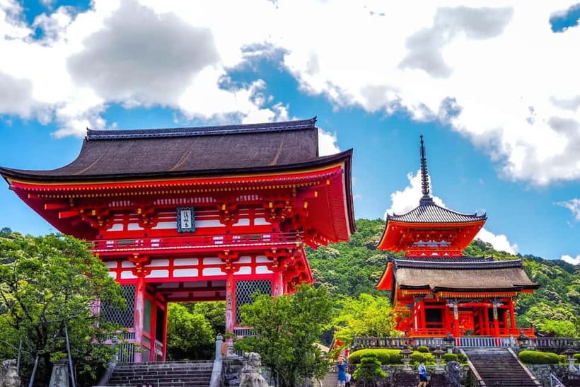 Kyoto: Gion Geisha District Walking Tour and Hidden Gems - What the guides add to the experience