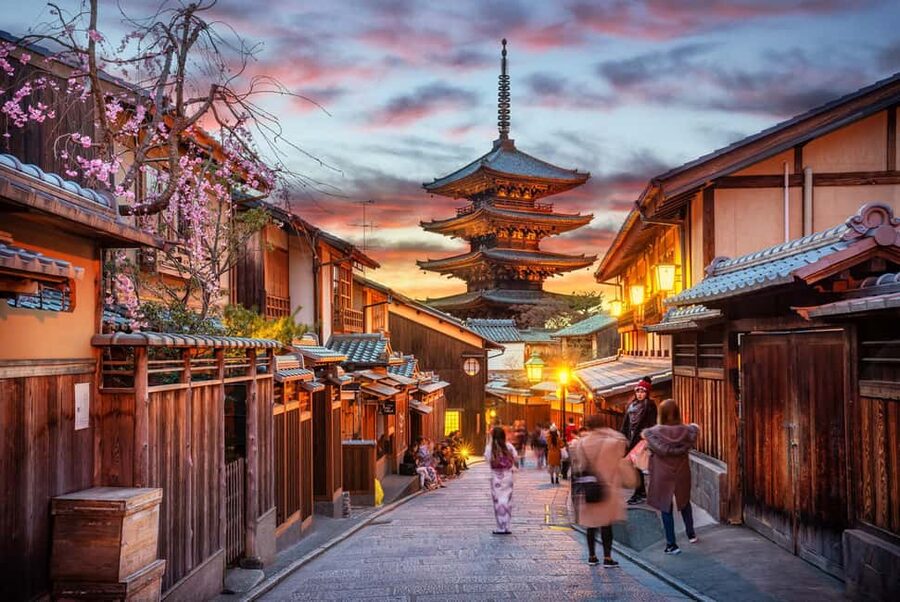 Kyoto: Gion Hidden Gems & Geisha Culture Tour - Gion Shirakawa and the quieter side of Kyoto