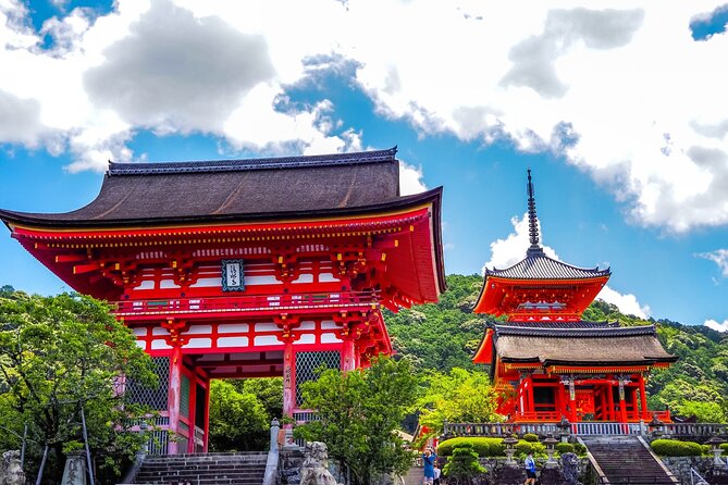 Kyoto Gion Historical Walking Tour - Chion-in’s massive gate and Buddhist setting
