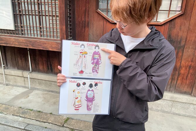 Kyoto: Gion Magical Night Walking Tour - The large Kannon statue and a quieter pause