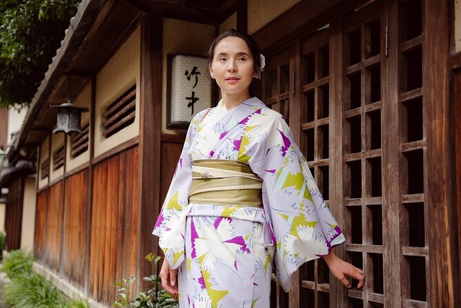 Kyoto Gion Photoshoot - Private Session | Pro Photographer - Choosing a kimono or your own clothes