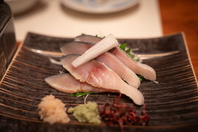 Kyoto: Gion & Pontocho Food Tour with 13 Dishes - The second venue: dinner and a sake tasting