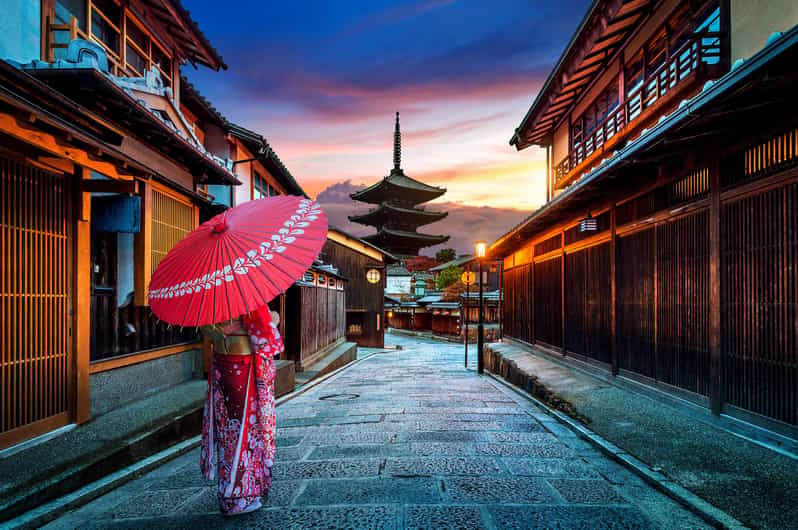 Kyoto: Gion Sunset Walking Tour with Local Guide - A brief look at Minami-za Theatre