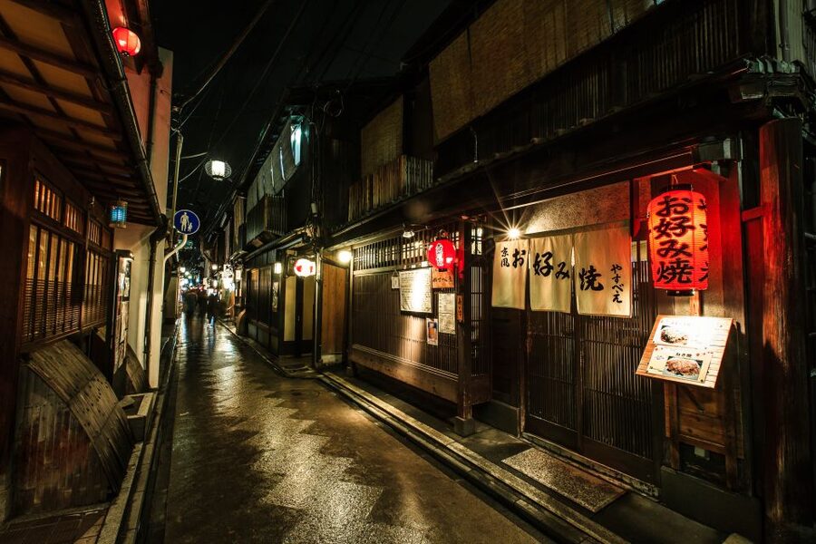 Kyoto: Gion Sunset Walking Tour with Local Guide - Hanamikoji Street, where presentation matters